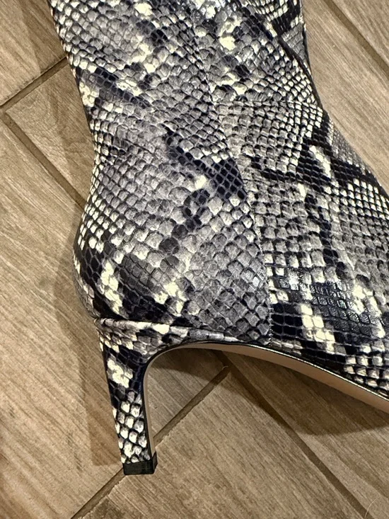 New! Marc Fisher Gray Snake-Print Knee High Pointed Toe Boots Sz 11 M - Picture 6 of 8